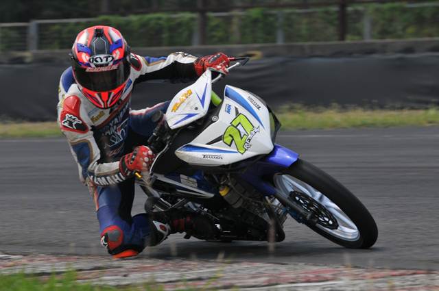 r-fadhil-juara-nasional-kelas-150cc-indonesia-road-racing-championship-menggeber-yamaha-mx-king-di-seri-5-di-sentul-international-circuit