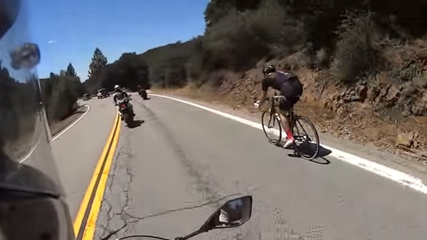 sepeda-mendahului-rombongan-moge