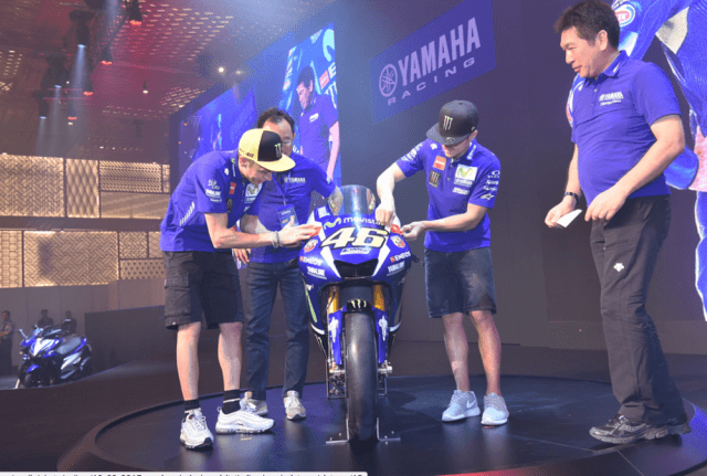 valentino-rossi-maverick-vinales-vietnam-flag