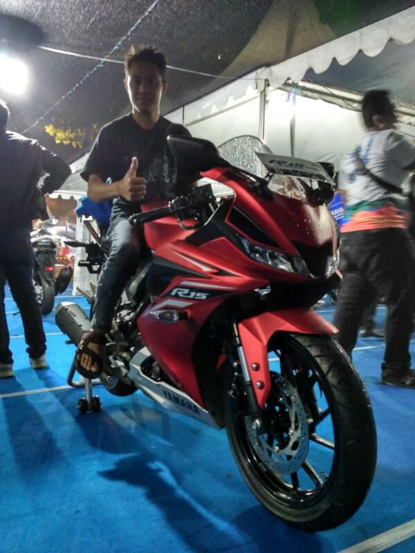 pengunjung berpose dengan All New R15