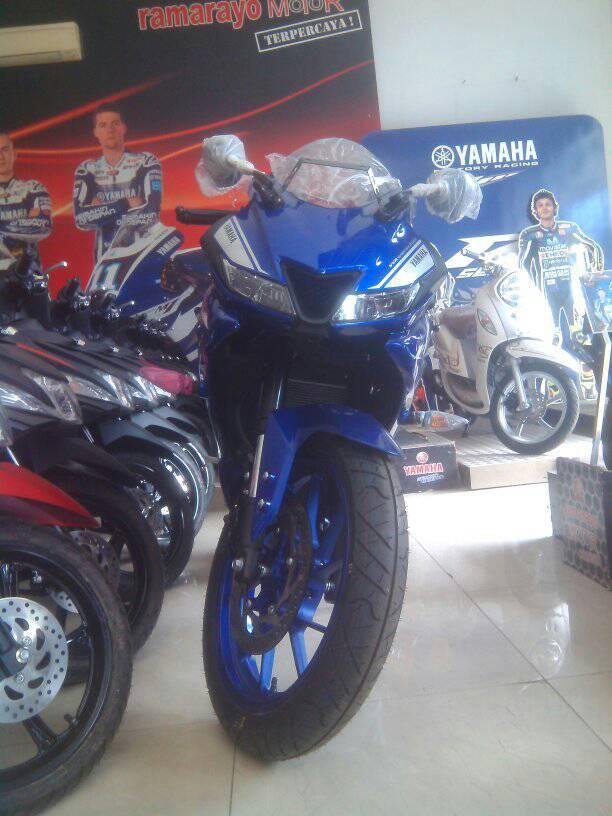 r15-nongkrong-di-dealer-karawang