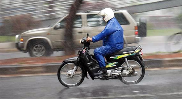 mengendarai-motor-saat-hujan