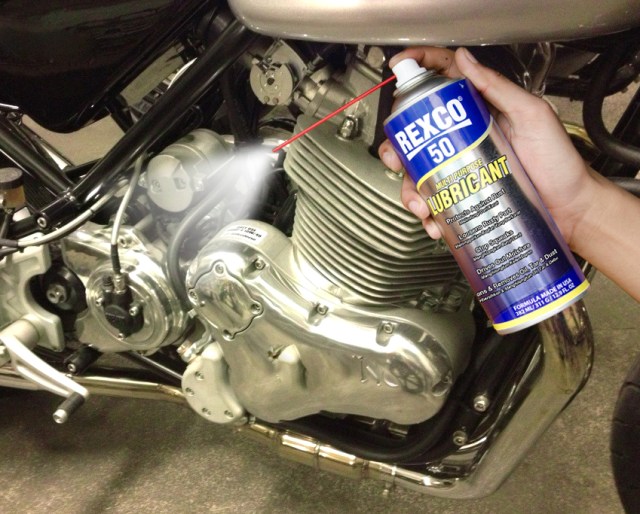 melumasi mesin motor